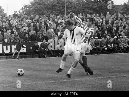 Calcio, Bundesliga, 1967/1968, Boekelberg Stadium, Borussia Moenchengladbach contro 1. FC Colonia 1:0, scena del match, duello tra Herbert Wimmer (Gladbach) sinistra e Matthias Hemmersbach (Koeln) Foto Stock