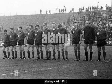 Calcio, Regionalliga Ovest, 1967/1968, Stadio am Uhlenkrug a Essen, ETB Schwarz-Weiss Essen contro Bayer Leverkusen 3:3, team fotografia, colpo di Leverkusen team, f.l.t.r. Friedhelm Strelczyk, Wilhelm Haag, Fredi Henneken, Guenter Haarmann, Helmut Foto Stock