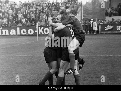 Calcio, Regionalliga Ovest, 1967/1968, ETB Schwarz-Weiss Essen contro Bayer Leverkusen 3:3, Stadio am Uhlenkrug a Essen, scena del match, gioia al 0:1 goal a Leverkusen da Helmut Bruecken (identificabili), Helmut Richert (Leverkusen, 8), Foto Stock