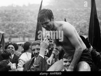 Calcio, Regionalliga Ovest, 1967/1968, Stadio am Uhlenkrug a Essen, ETB Schwarz-Weiss Essen contro Bayer Leverkusen 3:3, Leverkusen giovani appassionati di calcio gioia al gioco legato e trasportare Leo Wilden (Leverkusen) spalla alta Foto Stock