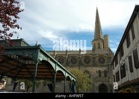 In La bastide città di Mirepoix la cattedrale gotica si trova accanto alla piazza centrale e metallo-incorniciato Halle, o mercato Foto Stock