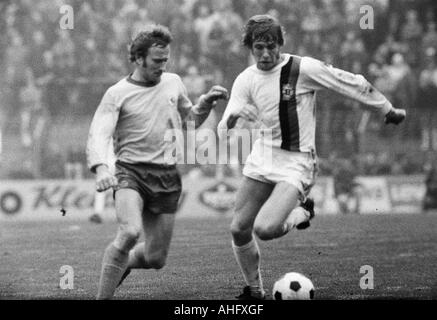 Calcio, Bundesliga, 1972/1973, Boekelberg Stadium, Borussia Moenchengladbach versus Eintracht Braunschweig 4:0, scena del match, duello tra Wolfgang Grzyb (BS) a sinistra e Henning Jensen (MG) Foto Stock