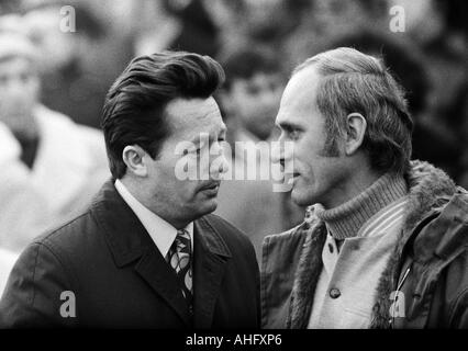 Calcio, Bundesliga, 1972/1973, 1. FC Colonia rispetto a FC Bayern Monaco 2:1, Radrennbahn Stadion vicino al Muengersdorfer Stadium di Colonia, talk tra gli allenatori, sinistra Rudi Schlott (Koeln), destra Udo Lattek (Monaco di Baviera) Foto Stock