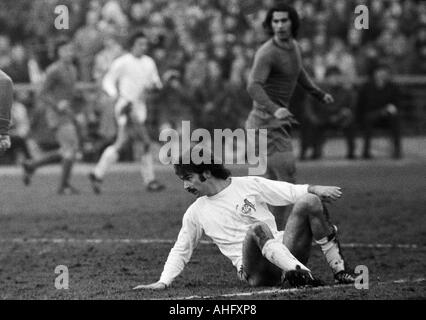 Calcio, Bundesliga, 1972/1973, Stadio Radrennbahn vicino al Muengersdorfer Stadium di Colonia, 1. FC Colonia rispetto a FC Bayern Monaco 2:1, scena del match, Harald Konopka (Koeln) siede arenarsi Foto Stock