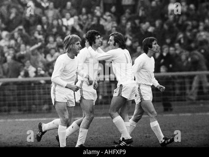 Calcio, Bundesliga, 1972/1973, Stadio Radrennbahn vicino al Muengersdorfer Stadium di Colonia, 1. FC Colonia rispetto a FC Bayern Monaco 2:1, scena della partita, i giocatori esultanza al 1:0 obiettivo di Koeln, f.l.t.r. Herbert Hein (Koeln), marcatore Bernhard Foto Stock