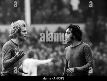 Calcio, Bundesliga, 1972/1973, Stadio Radrennbahn vicino al Muengersdorfer Stadium di Colonia, 1. FC Colonia rispetto a FC Bayern Monaco 2:1, scena del match, Ulrich Hoeness (FCB) sinistro e Franz Krauthausen (FCB) la conversazione Foto Stock