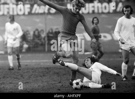 Calcio, Bundesliga, 1972/1973, Stadio Radrennbahn vicino al Muengersdorfer Stadium di Colonia, 1. FC Colonia rispetto a FC Bayern Monaco 2:1, scena del match, duello tra Wilhelm Hoffmann (FCB) medio e Detlev Lauscher (Koeln), destra Heinz (Simmet Koe Foto Stock