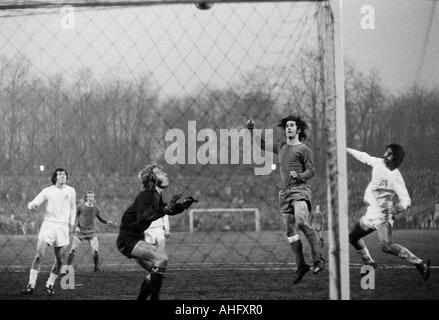 Calcio, Bundesliga, 1972/1973, Stadio Radrennbahn vicino al Muengersdorfer Stadium di Colonia, 1. FC Colonia rispetto a FC Bayern Monaco 2:1, scena del match, f.l.t.r. Bernhard Cullmann (Koeln), Georg Schwarzenbeck (FCB), il custode Gerhard Welz (Koeln), Ger Foto Stock