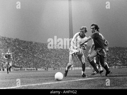 Calcio, Bundesliga, 1973/1974, FC Schalke 04 contro il VfL Bochum 3:1, Park Stadium di Gelsenkirchen, scena del match, duello tra Jupp Tenhagen (Bochum) sinistra e Paolo Holz (S04) Foto Stock