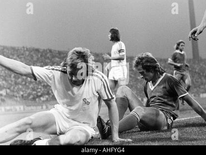 Calcio, Bundesliga, 1973/1974, FC Schalke 04 contro il VfL Bochum 3:1, Park Stadium di Gelsenkirchen, scena del match, duello tra Jupp Tenhagen (Bochum) sinistra e Paolo Holz (S04), dietro Hans Walitza (Bochum) Foto Stock