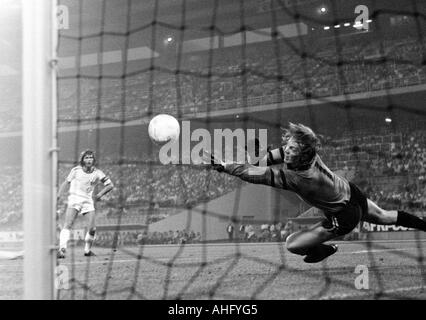 Calcio, Bundesliga, 1973/1974, FC Schalke 04 contro il VfL Bochum 3:1, Park Stadium di Gelsenkirchen, scena del match, Hans Walitza (Bochum) sinistra, battenti salvare dal detentore Helmut Pabst (S04) Foto Stock