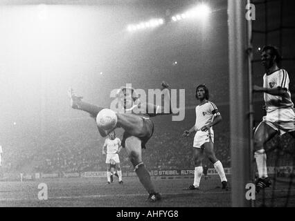 Calcio, Bundesliga, 1973/1974, FC Schalke 04 contro il VfL Bochum 3:1, Park Stadium di Gelsenkirchen, scena del match, f.l.t.r. Ulrich van den Berg (S04), Hans Walitza (Bochum), Werner Balte (Bochum) Foto Stock