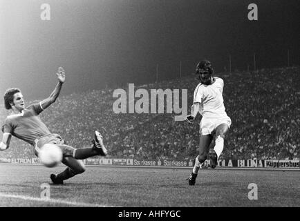 Calcio, Bundesliga, 1973/1974, FC Schalke 04 contro il VfL Bochum 3:1, Park Stadium di Gelsenkirchen, scena del match, attraversate da Heinz Werner Eggeling (Bochum) destra, sinistra Hartmut Huhse (S04) Foto Stock