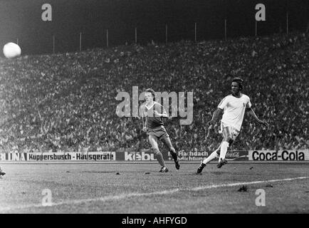 Calcio, Bundesliga, 1973/1974, FC Schalke 04 contro il VfL Bochum 3:1, Park Stadium di Gelsenkirchen, scena del match, attraversate da Heinz Werner Eggeling (Bochum) a destra nel mezzo Ruediger Abramczik (S04) Foto Stock