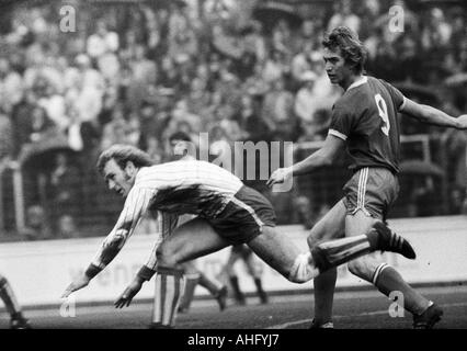 Calcio, Regionalliga Ovest, 1973/1974, Niederrhein Stadium di Oberhausen, Rot-Weiss Oberhausen versus Sportfreunde Siegen 3:1, scena del match, duello tra Ditmar Jakobs (RWO) destra e Reinhold Matthes (Siegen) Foto Stock