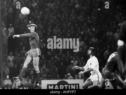 Calcio, Bundesliga, 1973/1974, FC Schalke 04 contro 1. FC Colonia 2:2, Park Stadium di Gelsenkirchen, scena del match, testata da Klaus Fischer (S04) di sinistra, destra Wolfgang Weber (Koeln) Foto Stock