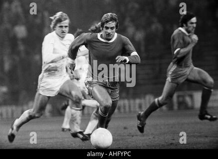 Calcio, Bundesliga, 1973/1974, FC Schalke 04 contro 1. FC Colonia 2:2, Park Stadium di Gelsenkirchen, scena del match, f.l.t.r. Herbert Hein (Koeln), Erwin Kremers (S04), Peter Ehmke (S04) Foto Stock