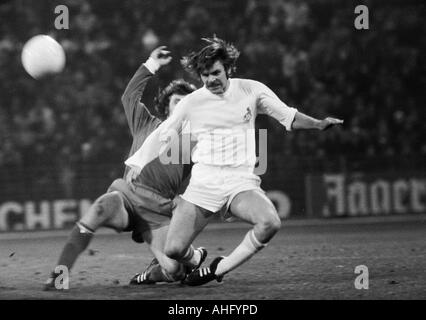 Calcio, Bundesliga, 1973/1974, FC Schalke 04 contro 1. FC Colonia 2:2, Park Stadium di Gelsenkirchen, scena del match, duello tra Wolfgang Weber (Koeln) avanti e Klaus Fischer (S04) Foto Stock