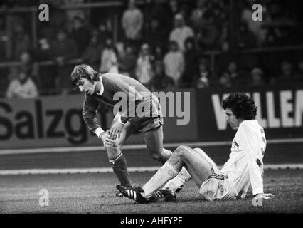 Calcio, Bundesliga, 1973/1974, FC Schalke 04 contro 1. FC Colonia 2:2, Park Stadium di Gelsenkirchen, scena del match, Klaus Fischer (S04) di sinistra e di Bernhard Cullmann (Koeln) Foto Stock