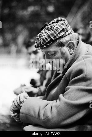 Calcio, DFB Cup, ottavo di finale, 1973/1974, Borussia Moenchengladbach contro Hamburger SV 2:2 dopo un tempo supplementare, Boekelberg Stadium di Moenchengladbach, gioco sulla neve massa, banco di coaching di Amburgo con pulmann Kuno Kloetzer Foto Stock