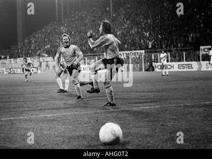 Calcio, Seconda Bundesliga Nord, 1974/1975, Borussia Dortmund versus Rot-Weiss Oberhausen 4:0, Westfalen Stadium di Dortmund, scena del match, obiettivo di Dortmund, Dieter Goldbach (sinistra) e Egwin Wolf gioia Foto Stock