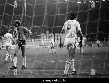 Calcio, Seconda Bundesliga Nord, 1974/1975, Borussia Dortmund versus Rot-Weiss Oberhausen 4:0, Westfalen Stadium di Dortmund, scena del match, obiettivo di Dortmund, Oberhausen giocatori sono frustrati, 2.f.l. keeper Dieter Ferner (RWO) Foto Stock