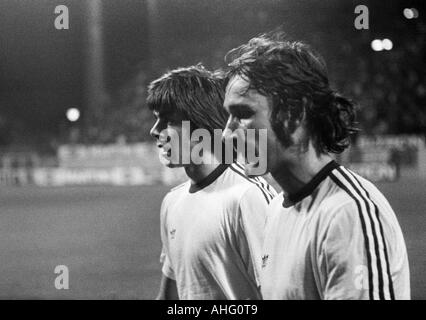 Calcio, Seconda Bundesliga Nord, 1974/1975, Borussia Dortmund versus Rot-Weiss Oberhausen 4:0, Westfalen Stadium di Dortmund, scena della partita, i giocatori di calcio lasciano il passo a sinistra Willi Quasten (RWO), destra Dieter Hentschel (RWO) Foto Stock