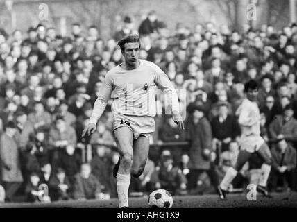 Calcio, Bundesliga, 1966/1967, Boekelberg Stadium di Moenchengladbach, Borussia Moenchengladbach contro FC Bayern Monaco 1:2, scena del match, Guenter Netzer (MG) in possesso palla, destra Gerhard Elfert (MG) Foto Stock