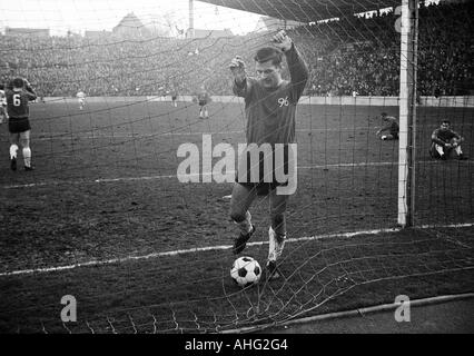 Calcio, Bundesliga, 1966/1967, Borussia Moenchengladbach versus Hannover 96 2:0, Boekelberg Stadium, scena del match, 2:0 obiettivo di Gladbach da Bernd Rupp (non mostrato), Christian Breuer (96) recupera la palla fuori della rete Foto Stock