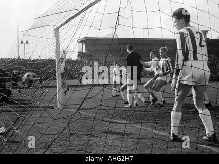 Calcio, Regionalliga Ovest, 1966/1967, Rot-Weiss Oberhausen versus Arminia Bielefeld 2:0, Niederrhein Stadium di Oberhausen, scena del match, 1:0 obiettivo di Oberhausen, f.l.t.r. marcatore Werner Ohm (RWO), Rolf Donnermann (Bielefeld), Klaus Koeller (Bi Foto Stock