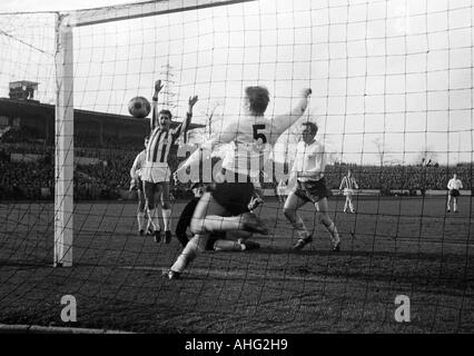 Calcio, Regionalliga Ovest, 1966/1967, Rot-Weiss Oberhausen versus Arminia Bielefeld 2:0, Niederrhein Stadium di Oberhausen, scena del match, f.l.t.r. Ernst Kuster (Bielefeld), il custode Helmut Traska (RWO) arenarsi, Lothar Kobluhn (RWO, 5) Salva su g Foto Stock