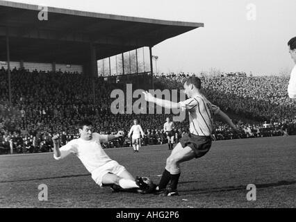 Calcio, Regionalliga Ovest, 1966/1967, VfL Bochum versus Alemannia Aix-La-Chapelle 0:1, Stadio an der Castroper Strasse a Bochum, scena del match, duello tra Dieter Moritz (VfL, a sinistra) e Alfred Glenski (Aachen) Foto Stock