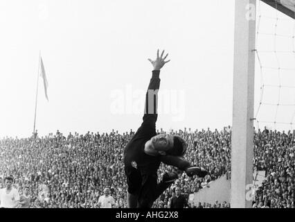 Calcio, Bundesliga, 1966/1967, Stadium dell'Hafenstrasse in Essen, Rot-Weiss Essen versus TSV Monaco 1860 2:2, scena del match, custode Fred Werner Bockholt (RWE) è chanceless, obiettivo per il 1860 Foto Stock