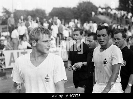 Calcio, partita amichevole, 1967, Boekelberg Stadium di Moenchengladbach, Borussia Moenchengladbach contro FC Fulham 4:1, i giocatori di calcio lasciando il passo, f.l.t.r. Klaus Ackermann (MG), arbitro Alfred Ott da Rheinbrohl e i suoi due assistenti, Peter Meye Foto Stock