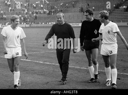 Calcio, partita amichevole, 1967, Boekelberg Stadium di Moenchengladbach, Borussia Moenchengladbach contro FC Fulham 4:1, i giocatori di calcio lasciando il passo, f.l.t.r. Helmut Kremers (MG), il custode Orzessek (MG), il custode Volker Danner (MG), Erwin Kremers (MG) Foto Stock