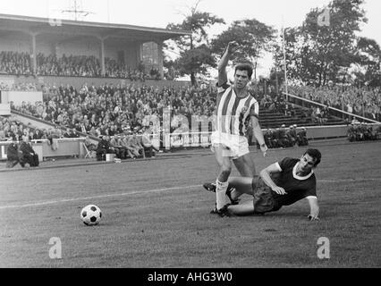 Calcio, Regionalliga Ovest, 1967/1968, Niederrhein Stadium di Oberhausen, Rot-Weiss Oberhausen versus Arminia Bielefeld 2:2, scena del match, duello tra Dietmar Erler (Bielefeld, a sinistra) e Dieter Hentschel (RWO) Foto Stock