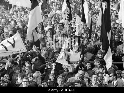 Calcio, Bundesliga, 1967/1968, Borussia Moenchengladbach contro 1. FC Kaiserslautern 8:2, Boekelberg Stadium, la folla di spettatori, Gladbach tifosi sventolano le bandiere del club Foto Stock