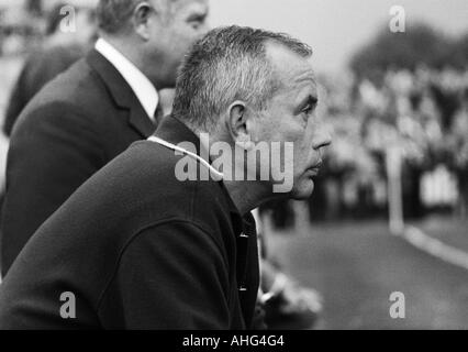 Calcio, Bundesliga, 1967/1968, Borussia Moenchengladbach contro 1. FC Kaiserslautern 8:2, Boekelberg Stadium, pullman, Gladbach trainer Hennes Weisweiler Foto Stock