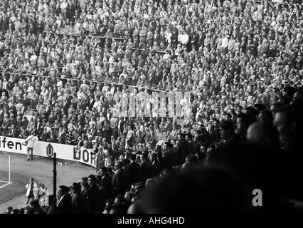 Calcio, Bundesliga, 1967/1968, Borussia Moenchengladbach versus MSV Duisburg 1:1, Boekelberg Stadium, la folla di spettatori, completamente stadio pieno Foto Stock