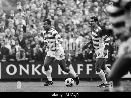 Calcio, Bundesliga, 1967/1968, Borussia Moenchengladbach versus MSV Duisburg 1:1, Boekelberg Stadium, scena del match, sinistra Erwin Kostedde, diritto Horst Wild (entrambi Duisburg) Foto Stock