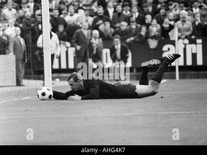 Calcio, Bundesliga, 1967/1968, Borussia Moenchengladbach versus Hannover 96 5:1, Boekelberg Stadium, scena del match, salvare dal detentore Horst Podlasly (96) Foto Stock