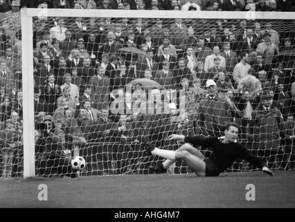 Calcio, Regionalliga Ovest, 1967/1968, Stadio an der Castroper Strasse in Bochum VfL Bochum versus Arminia Bielefeld 4:0, scena del match, obiettivo non consentito, il custode Horst Christopeit (VFL) arenarsi Foto Stock