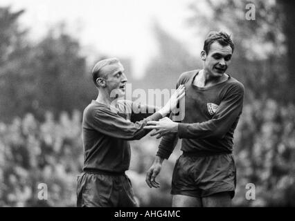 Calcio, Regionalliga Ovest, 1967/1968, Stadio an der Castroper Strasse in Bochum VfL Bochum versus Arminia Bielefeld 4:0, scena del match, gioia al 1:0 a Bochum, sinistra Hans Grieger (VFL), destra marcatore Karl Heinz Boettcher (VFL) Foto Stock