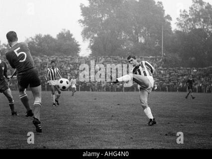 Calcio, Regionalliga Ovest, 1967/1968, Stadio an der Castroper Strasse in Bochum VfL Bochum versus Arminia Bielefeld 4:0, scena del match, volley colpo di Ernst Kuster (Bielefeld, a destra), sinistra Heinz Hermani (VfL, 5), alle spalle di Dietmar Erler (Bielefeld) Foto Stock