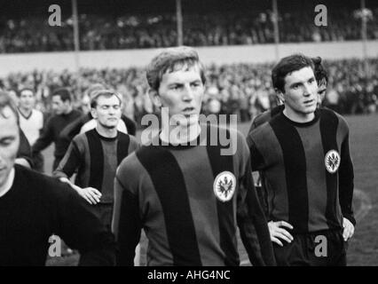 Calcio, Bundesliga, 1967/1968, Borussia Dortmund contro Eintracht Francoforte 2:1, Stadio Rote Erde a Dortmund, football giocatori lasciando il passo, f.l.t.r. Helmut Kraus, Juergen Grabowski, Heiko Racky (tutti) di Francoforte Foto Stock