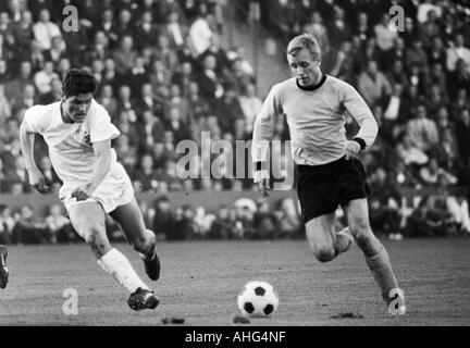 Calcio, Bundesliga, 1967/1968, Borussia Moenchengladbach contro il Borussia Dortmund 2:2, Boekelberg Stadium, scena del match, duello tra Heinz Wittmann (Gladbach) sinistra e Siegfried detenute (BVB) Foto Stock