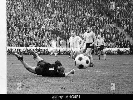 Calcio, Bundesliga, 1967/1968, Borussia Moenchengladbach contro il Borussia Dortmund 2:2, Boekelberg Stadium, scena del match, f.l.t.r. keeper Bernhard Wessel (BVB), Herbert Laumen (Gladbach), Gerd Peehs (BVB), Theodor più rossa (BVB) Foto Stock