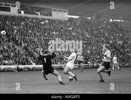 Calcio, Bundesliga, 1967/1968, Borussia Moenchengladbach contro il Borussia Dortmund 2:2, Boekelberg Stadium, scena del match, f.l.t.r. keeper Bernhard Wessel (BVB), Peter Meyer (Gladbach), Theodor più rossa (BVB) Foto Stock