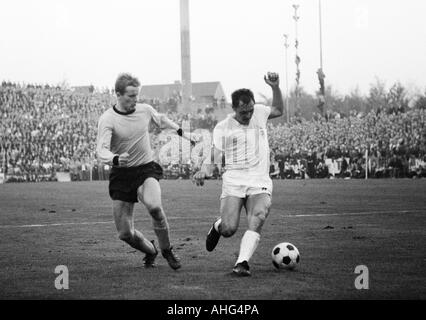 Calcio, Bundesliga, 1967/1968, Borussia Moenchengladbach contro il Borussia Dortmund 2:2, Boekelberg Stadium, scena del match, duello tra Theodor più rossa (Dortmund, a sinistra) e Peter Meyer (Gladbach) Foto Stock