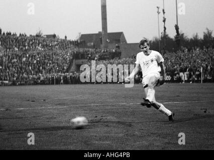 Calcio, Bundesliga, 1967/1968, Borussia Moenchengladbach contro il Borussia Dortmund 2:2, Boekelberg Stadium, scena del match, Klaus Ackermann (Gladbach) tiri in porta Foto Stock